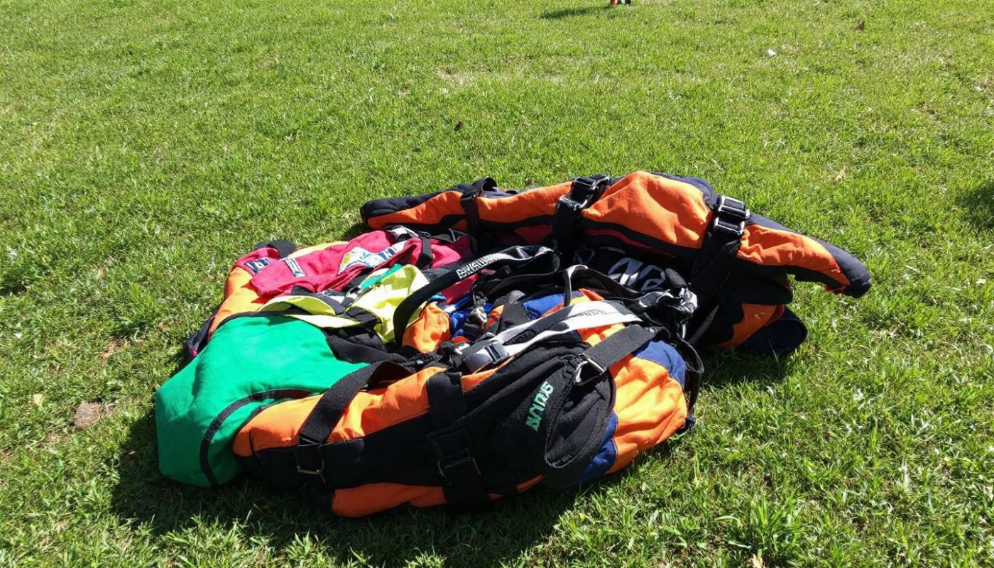 Guide du débutant pour choisir son premier équipement de parachutisme